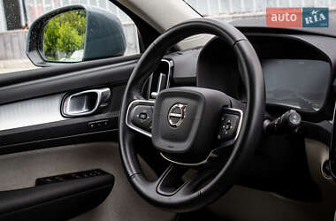 Позашляховик / Кросовер Volvo XC40 2020 в 