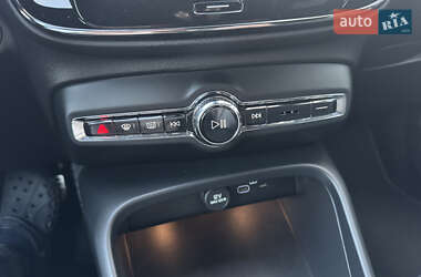 Позашляховик / Кросовер Volvo XC40 2021 в 