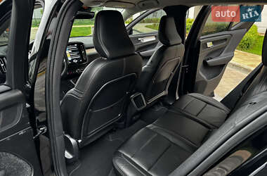 Позашляховик / Кросовер Volvo XC40 2022 в 