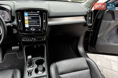 Позашляховик / Кросовер Volvo XC40 2022 в 