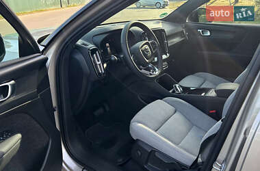 Позашляховик / Кросовер Volvo XC40 2023 в 
