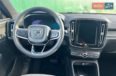 Позашляховик / Кросовер Volvo XC40 2023 в 