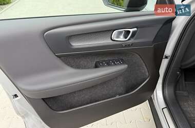 Внедорожник / Кроссовер Volvo XC40 2023 в 
