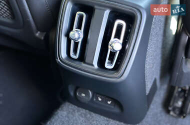 Внедорожник / Кроссовер Volvo XC40 2023 в 