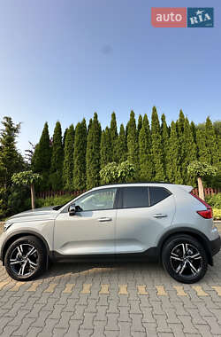 Позашляховик / Кросовер Volvo XC40 2025 в 