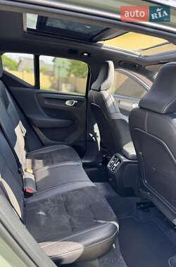 Позашляховик / Кросовер Volvo XC40 2021 в 