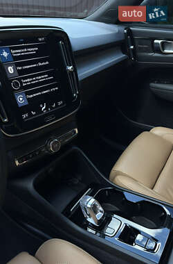 Внедорожник / Кроссовер Volvo XC40 2021 в 