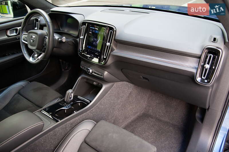 Внедорожник / Кроссовер Volvo XC40 2021 в Киеве