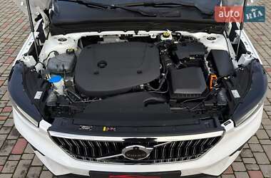Внедорожник / Кроссовер Volvo XC40 2024 в 