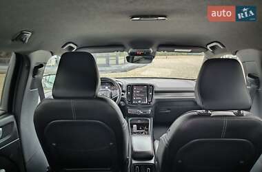 Позашляховик / Кросовер Volvo XC40 2018 в 