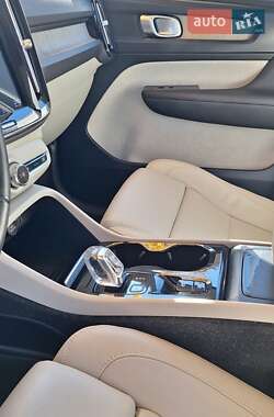 Внедорожник / Кроссовер Volvo XC40 2018 в 