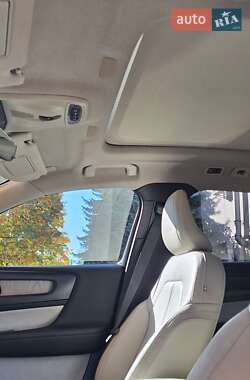 Внедорожник / Кроссовер Volvo XC40 2018 в 