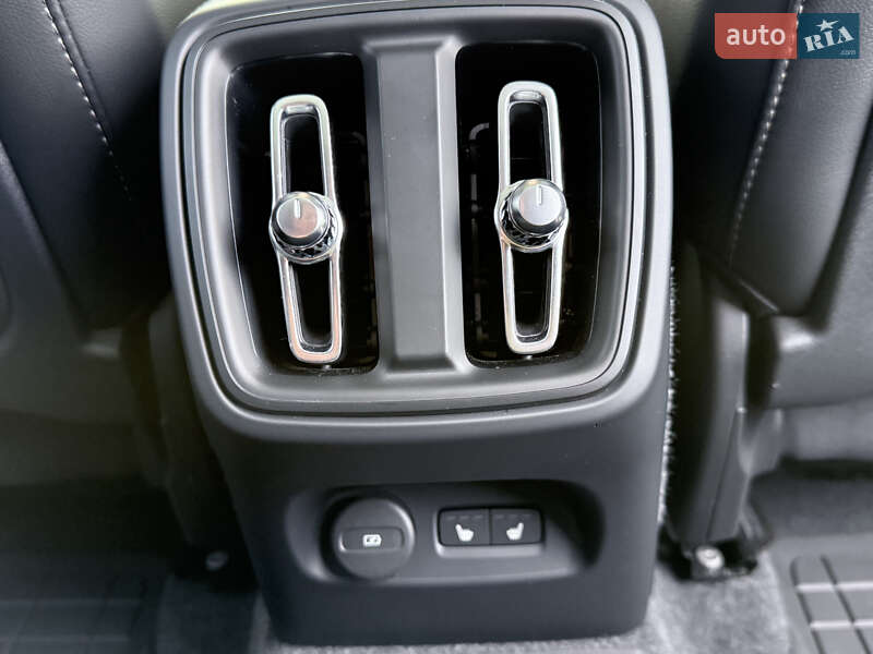 Внедорожник / Кроссовер Volvo XC40 2024 в Киеве