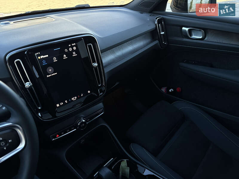 Внедорожник / Кроссовер Volvo XC40 2024 в Ровно