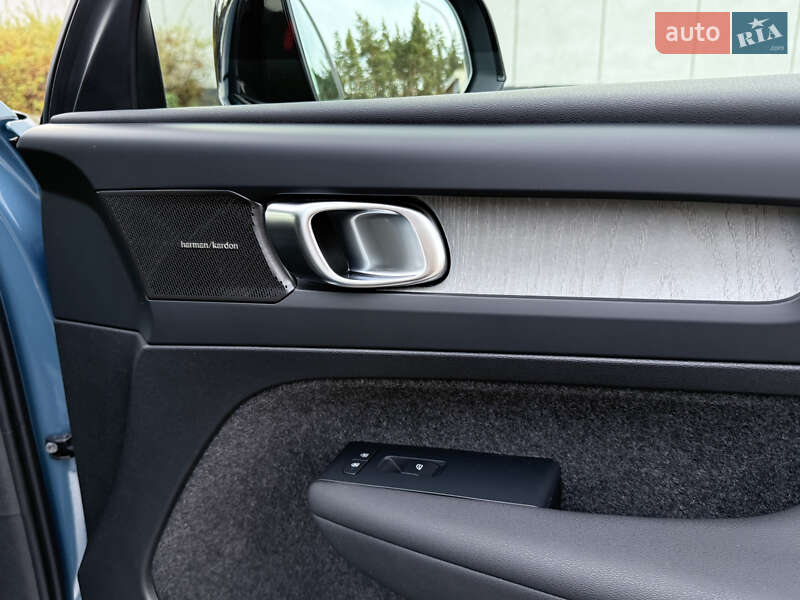 Внедорожник / Кроссовер Volvo XC40 2024 в Киеве