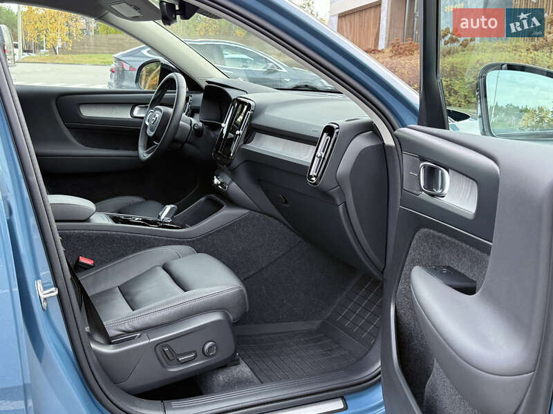 Внедорожник / Кроссовер Volvo XC40 2024 в Киеве