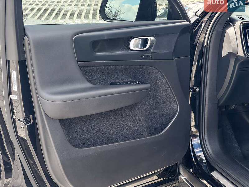 Внедорожник / Кроссовер Volvo XC40 2023 в Ровно