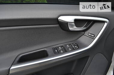 Позашляховик / Кросовер Volvo XC60 2011 в 