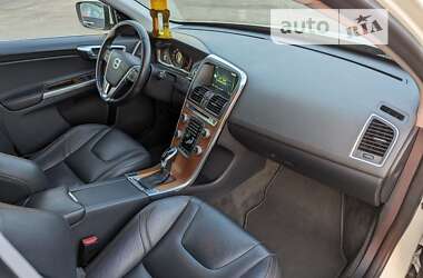 Внедорожник / Кроссовер Volvo XC60 2016 в 
