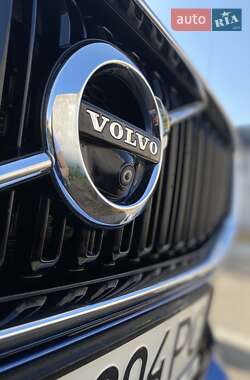Внедорожник / Кроссовер Volvo XC60 2018 в 