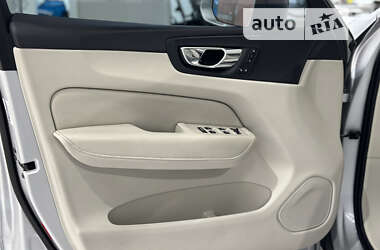 Внедорожник / Кроссовер Volvo XC60 2017 в 