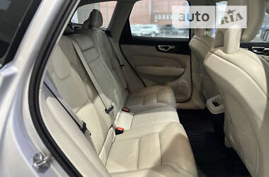 Внедорожник / Кроссовер Volvo XC60 2017 в 