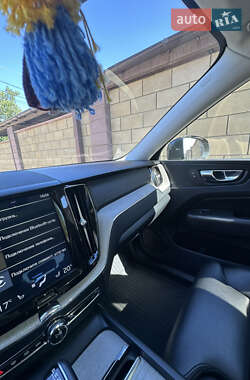 Внедорожник / Кроссовер Volvo XC60 2018 в 
