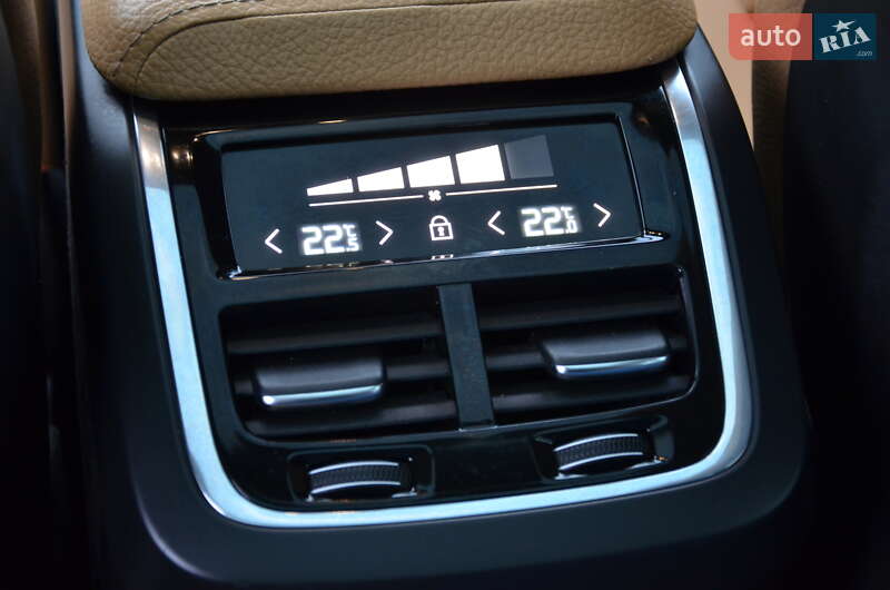 Внедорожник / Кроссовер Volvo XC60 2018 в Киеве