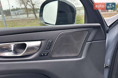 Позашляховик / Кросовер Volvo XC60 2023 в 