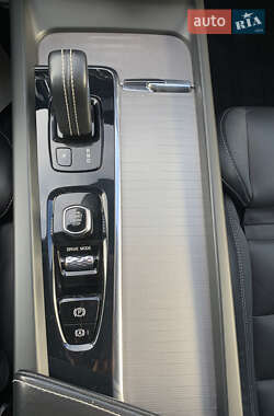 Внедорожник / Кроссовер Volvo XC60 2021 в 