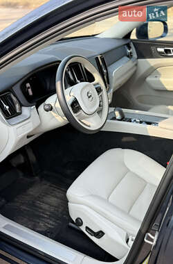 Позашляховик / Кросовер Volvo XC60 2023 в 