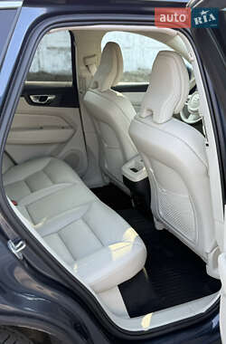 Позашляховик / Кросовер Volvo XC60 2023 в 