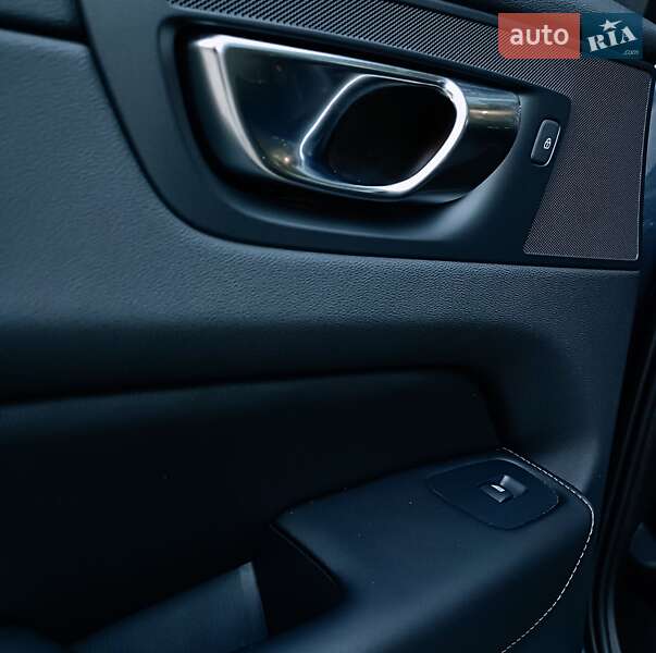 Внедорожник / Кроссовер Volvo XC60 2021 в Киеве