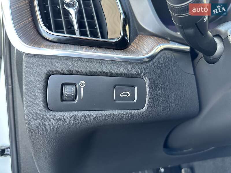 Позашляховик / Кросовер Volvo XC60 2022 в Дніпрі