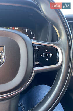 Внедорожник / Кроссовер Volvo XC60 2017 в 