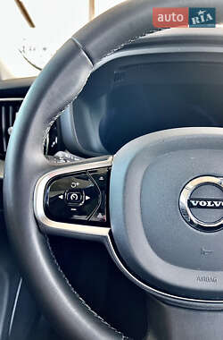 Внедорожник / Кроссовер Volvo XC60 2023 в 