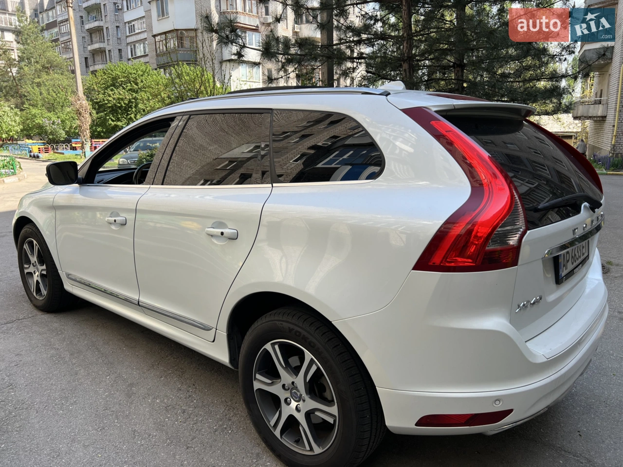 Двигун: T6 (не плутайте з Т5) 2.0 компресор+турбіна, 306 к.с., автомат 8ст. Aisin
Шкіряний салон
Панорамний дах + люк
Безключовий доступ
Двозонний клімат-контроль, круїз
Парктроніки по колу
Оригінальні диски і гумові коврики
Камера заднього ходу
Пробіг близько 2 тис км після ТО. Всесезонна гума
Пробіг підтверджений офіційним дилером VOLVO.
Перша власниця.
В авто замінено:
-масло та масляний фільтр,
-повна заміна масла в коробці,
-свічки запалювання,
-новий аккумулятор Bosch,
-тяжки стабілізатора та рульові наконечники,
-нова охолоджуюча рідина,
-ремінь,
-фільтр салона.
Переоформлення, торг біля капоту