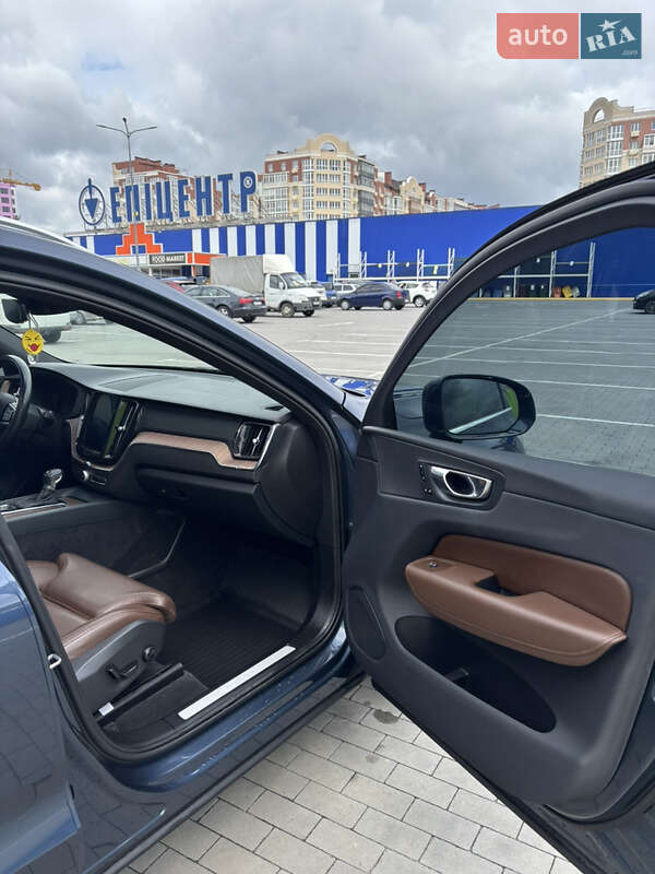 Внедорожник / Кроссовер Volvo XC60 2019 в Киеве