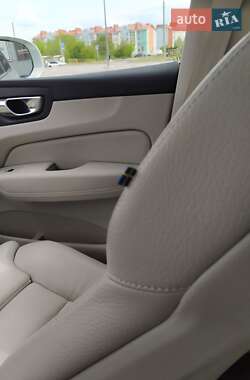 Внедорожник / Кроссовер Volvo XC60 2022 в 