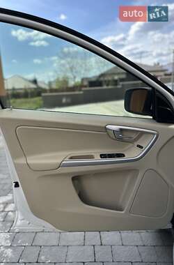 Внедорожник / Кроссовер Volvo XC60 2012 в 