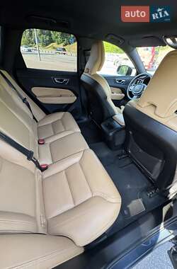 Внедорожник / Кроссовер Volvo XC60 2022 в 