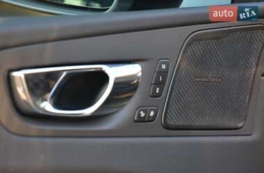 Внедорожник / Кроссовер Volvo XC60 2018 в 