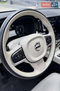 Внедорожник / Кроссовер Volvo XC60 2018 в 