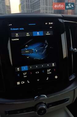 Внедорожник / Кроссовер Volvo XC60 2022 в 