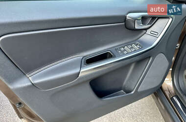 Внедорожник / Кроссовер Volvo XC60 2013 в 