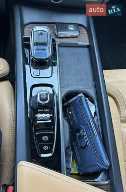 Внедорожник / Кроссовер Volvo XC60 2020 в 