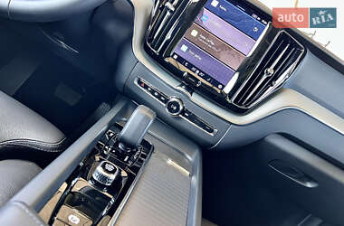 Внедорожник / Кроссовер Volvo XC60 2023 в 