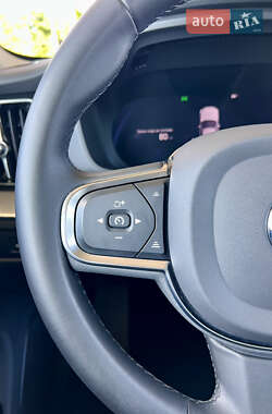 Внедорожник / Кроссовер Volvo XC60 2023 в 