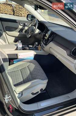 Внедорожник / Кроссовер Volvo XC60 2017 в 