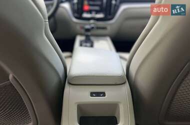 Внедорожник / Кроссовер Volvo XC60 2018 в 